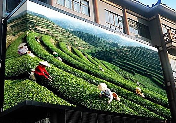 LED screen wrapping the corner of a shopfront